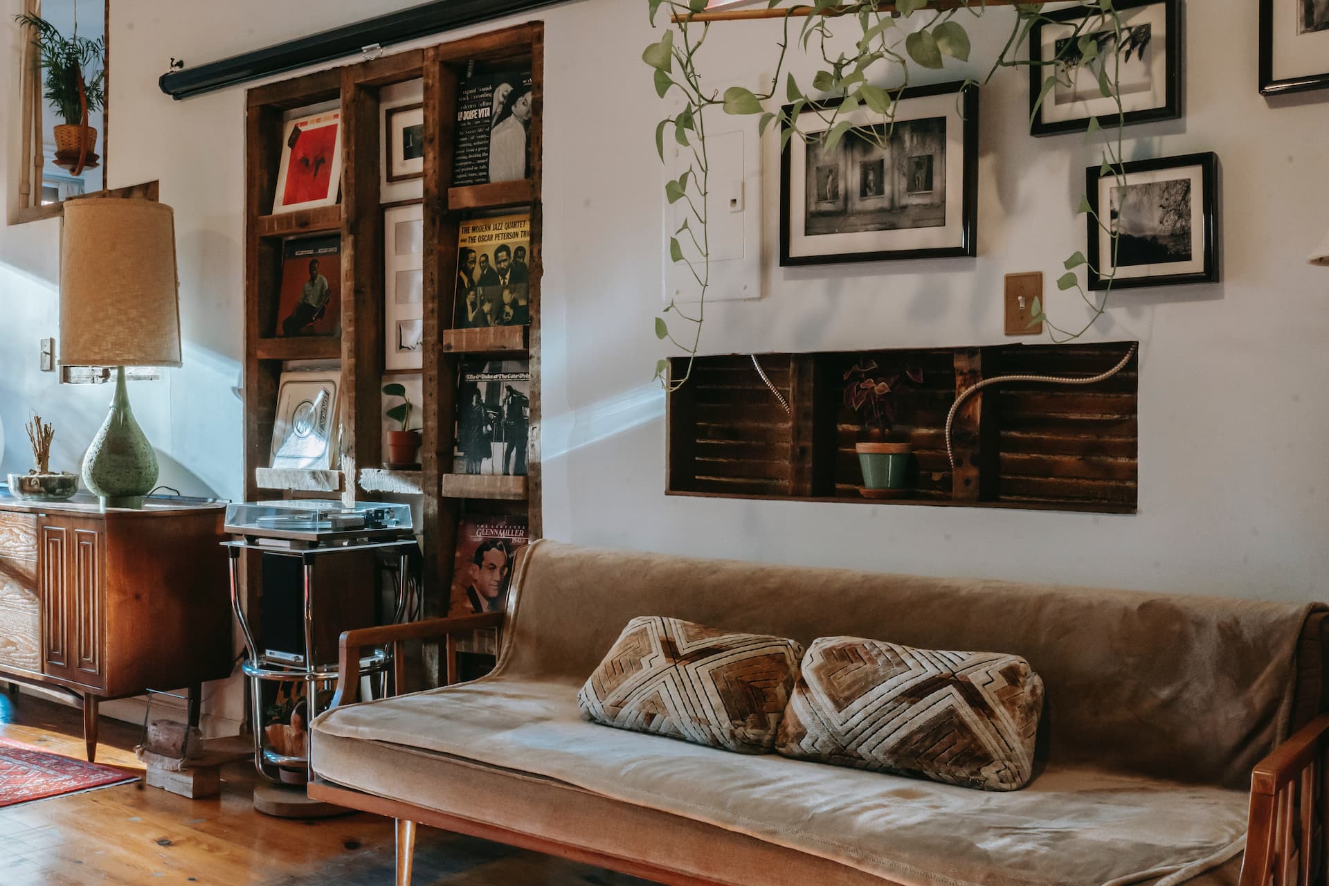 El sofá con patas cónicas es un mueble vintage que agrada mucho.